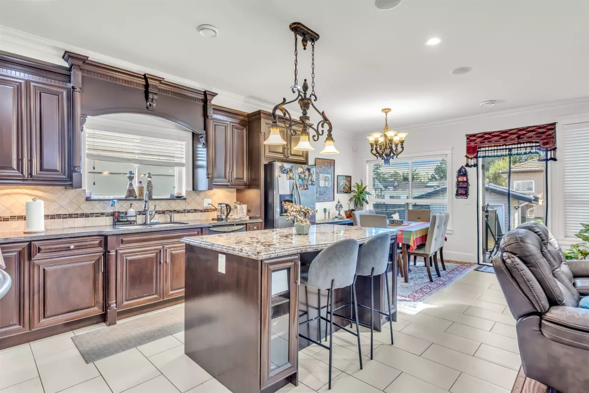 Primary Bathroom Photo of 13884 89a Avenue, Surrey, BC