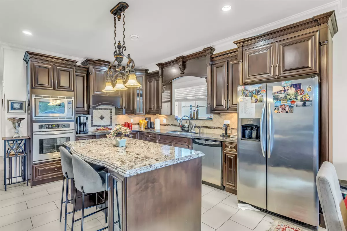 Walk-In Closet Photo of 13884 89a Avenue, Surrey, BC