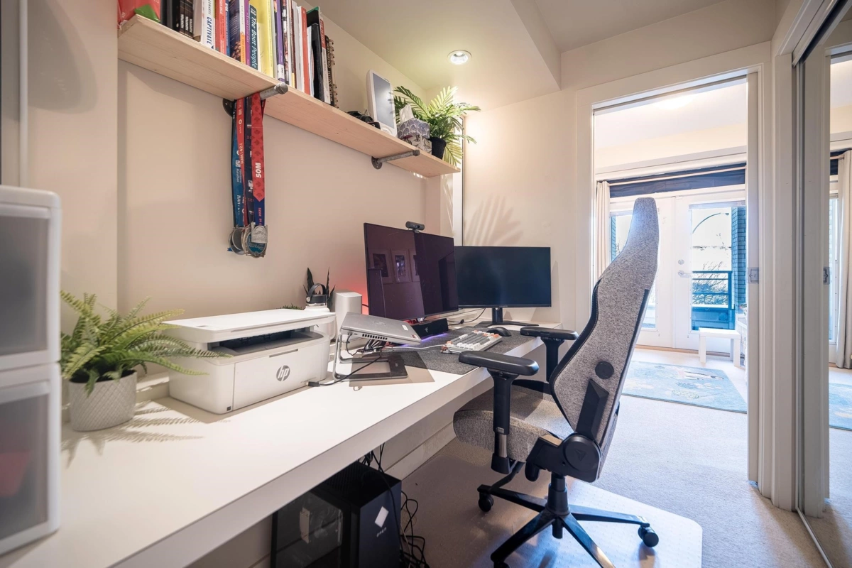 Entry Foyer Photo of 201 15428 31 Avenue, Surrey, BC