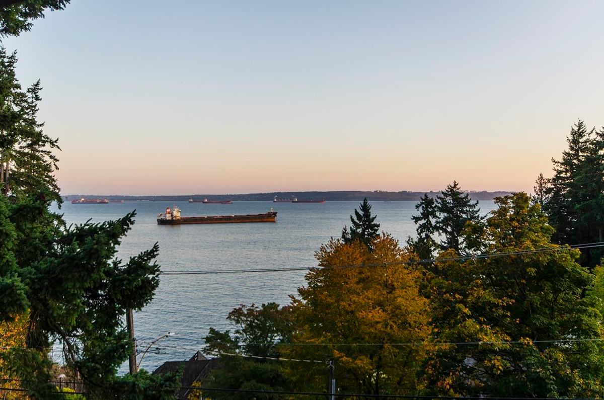 Garden / Landscaping Photo of 4651 Marine Drive, West Vancouver, BC