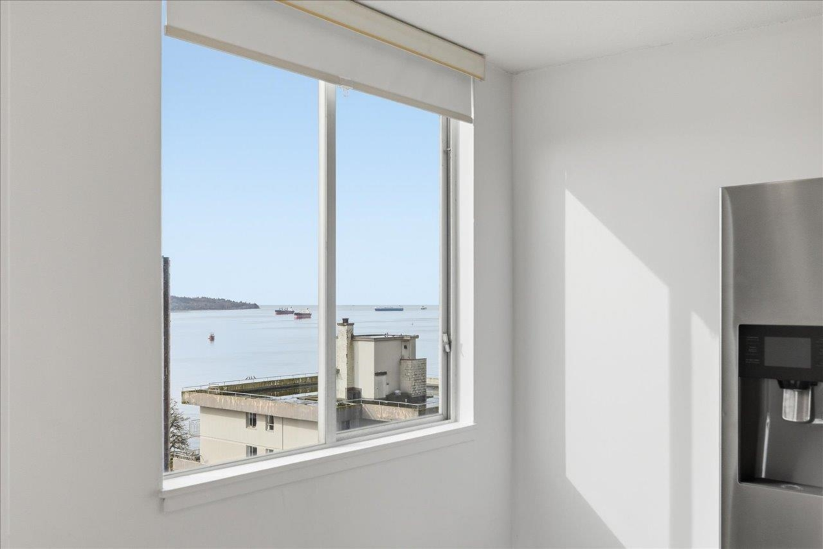 Walk-In Closet Photo of 1608 1251 Cardero Street, Vancouver, BC