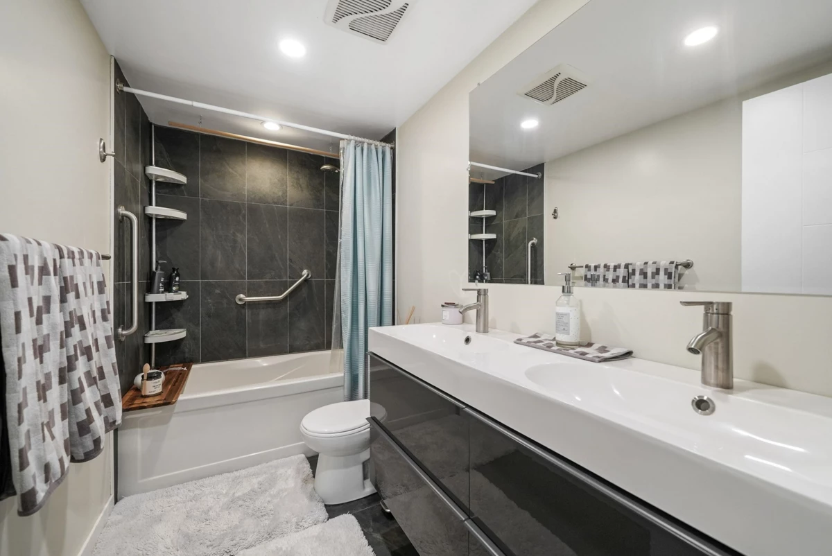 Kitchen Island Photo of 201 444 E 6th Avenue, Vancouver, BC