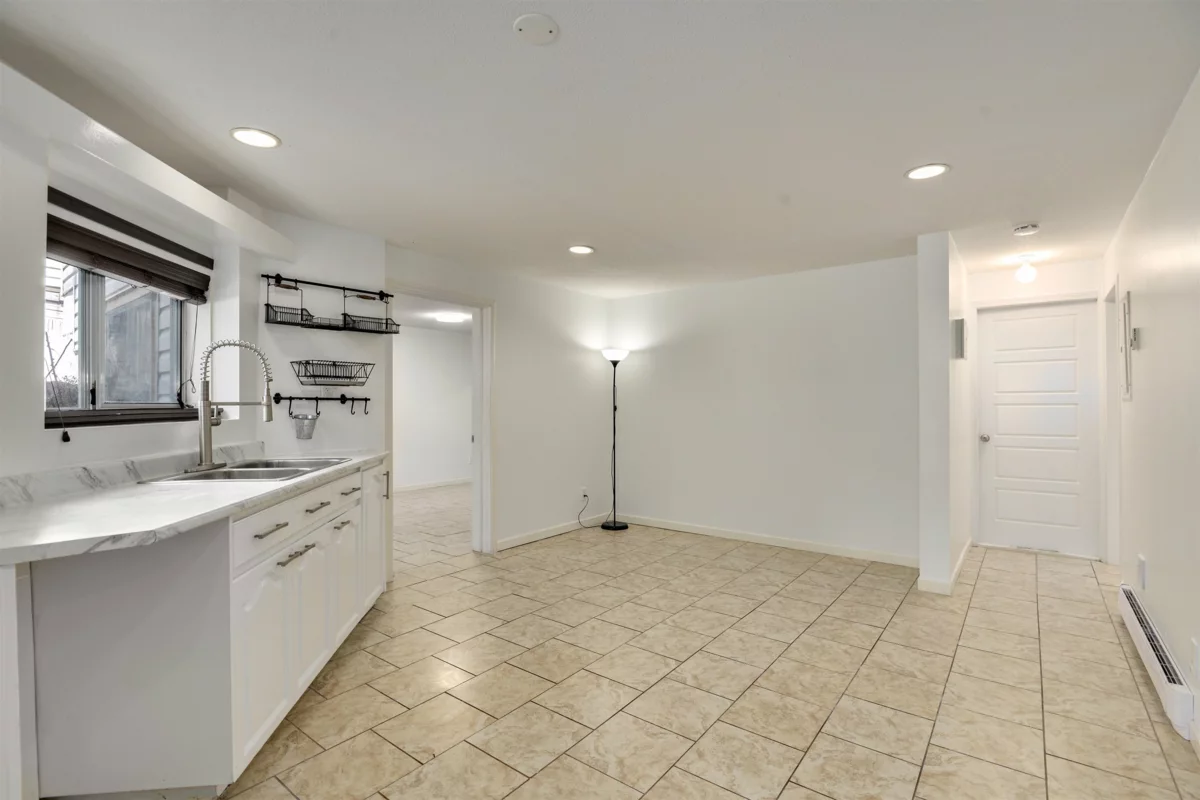 Powder Room Photo of 1476 Lansdowne Drive, Coquitlam, BC