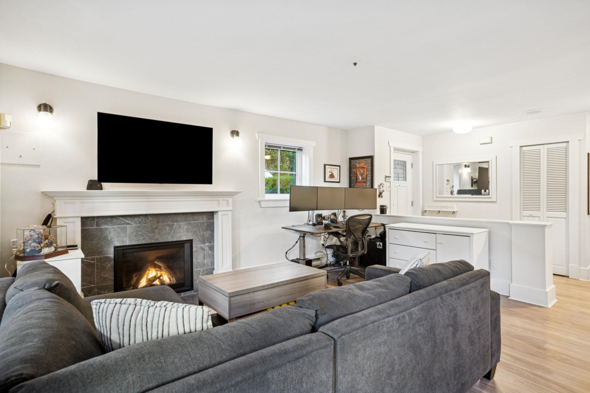 Dining Area Photo of 327 W 15th Avenue, Vancouver, BC