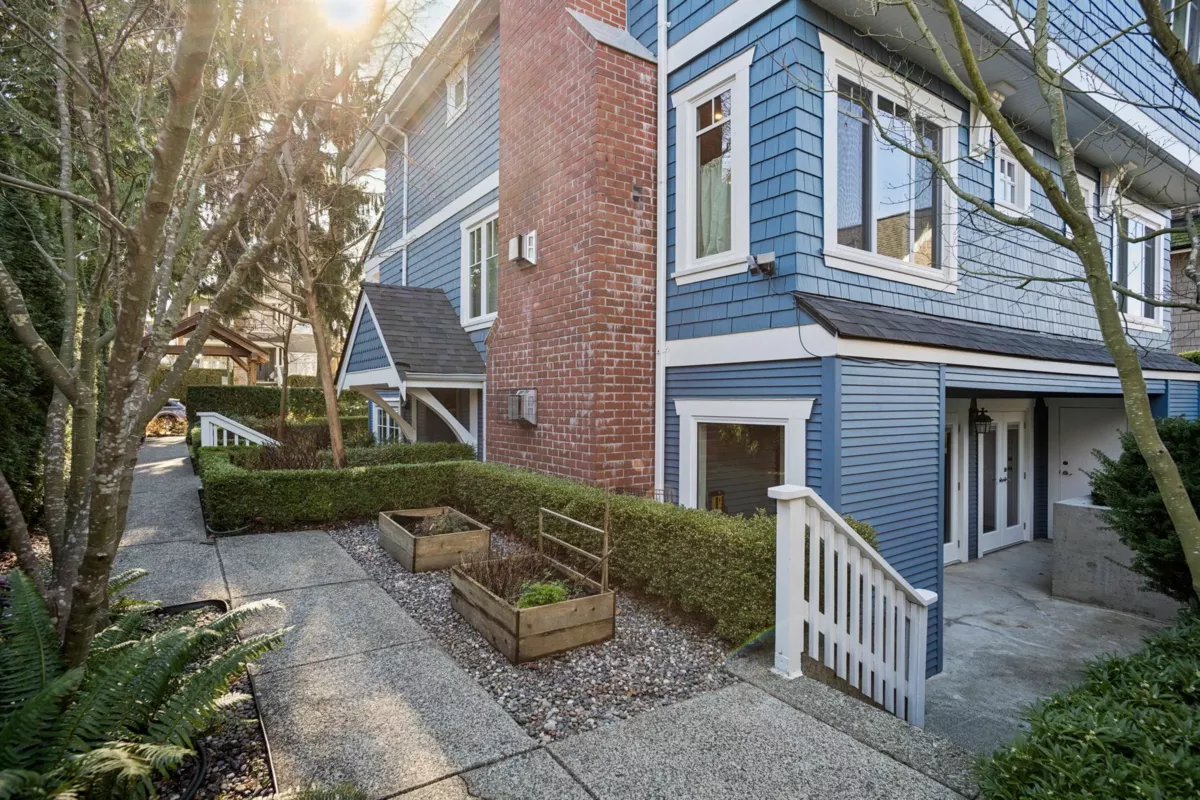 Entry Foyer Photo of 327 W 15th Avenue, Vancouver, BC