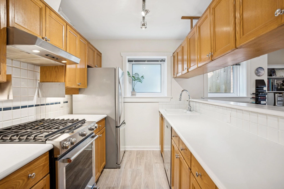 Walk-In Closet Photo of 327 W 15th Avenue, Vancouver, BC