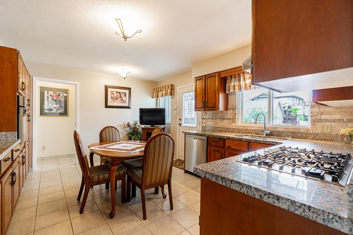 Kitchen Island Photo of 1817 Edinburgh Street, New Westminster, BC