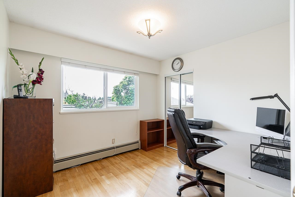 Powder Room Photo of 1817 Edinburgh Street, New Westminster, BC