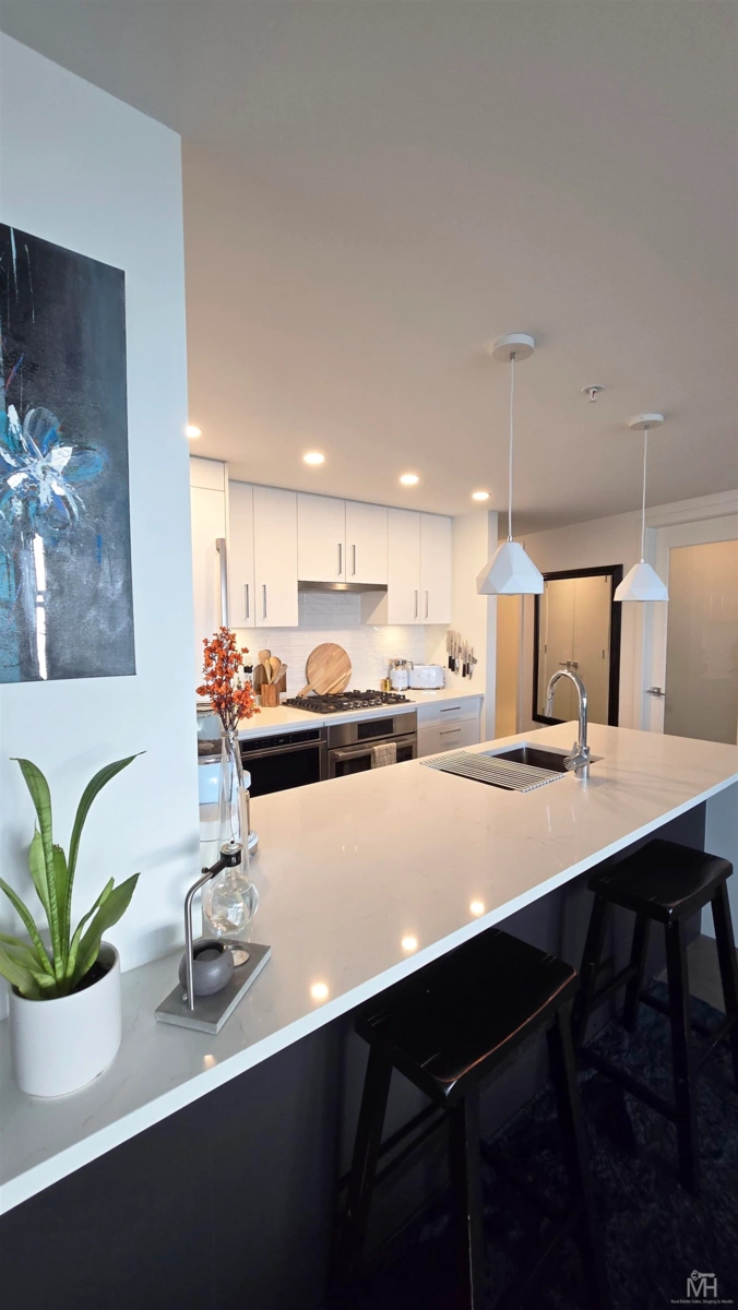 Kitchen Island Photo of 908 1588 Johnston Road, White Rock, BC