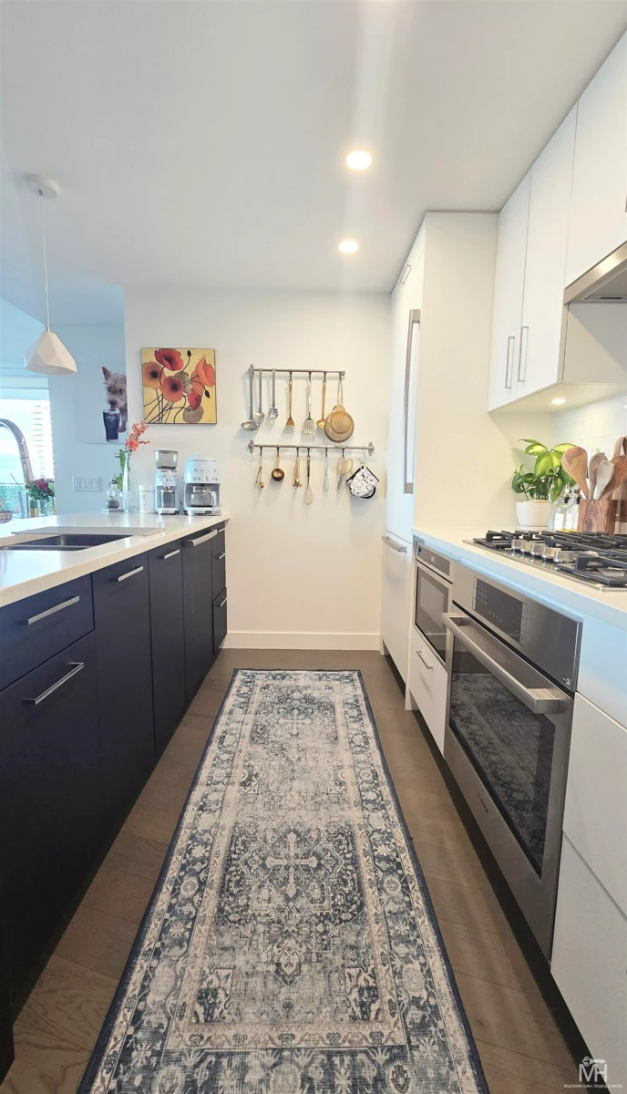 Kitchen Photo of 908 1588 Johnston Road, White Rock, BC