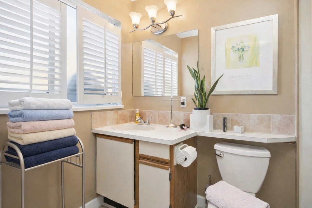 Basement Recreation Room Photo of 875 Porteau Place, North Vancouver, BC