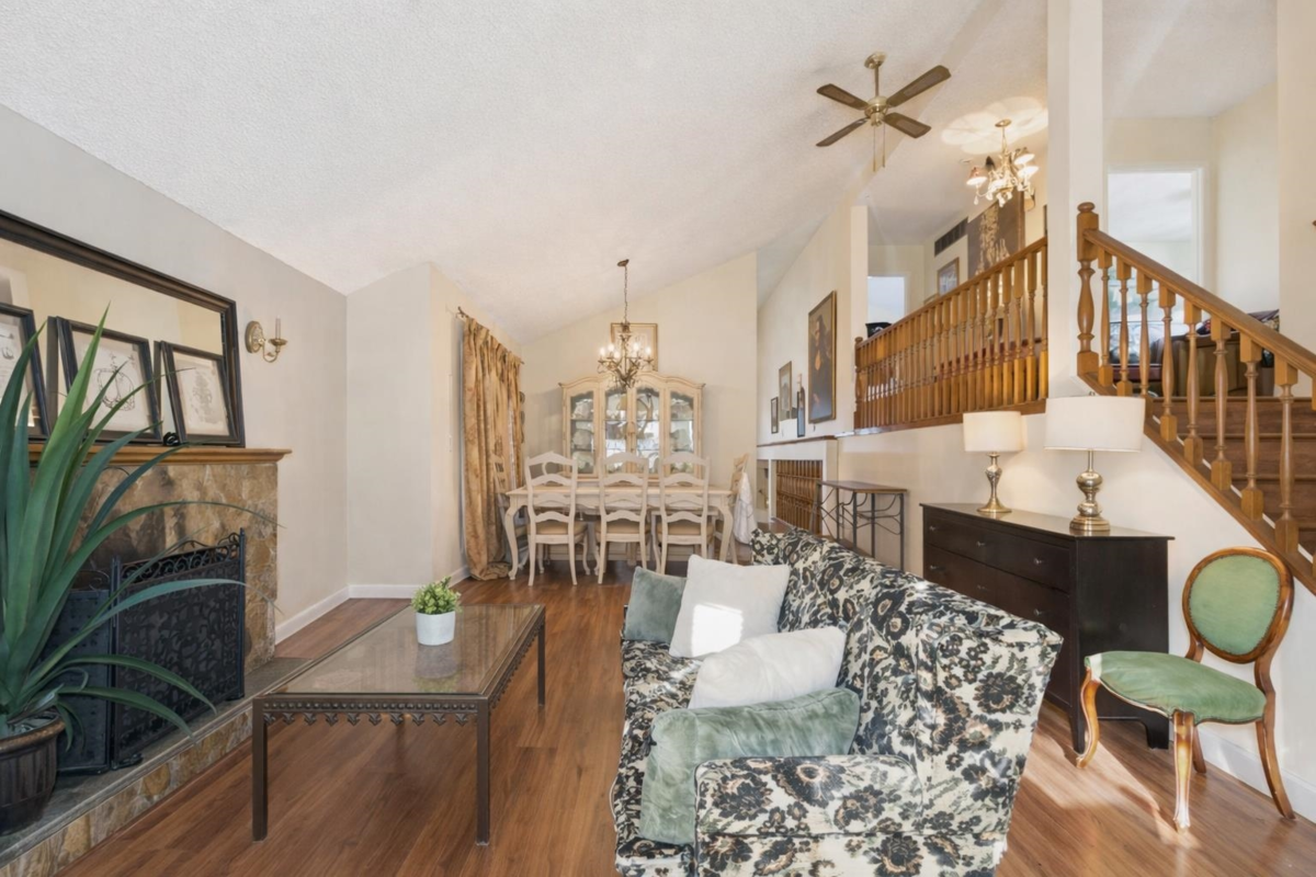 Dining Area Photo of 875 Porteau Place, North Vancouver, BC