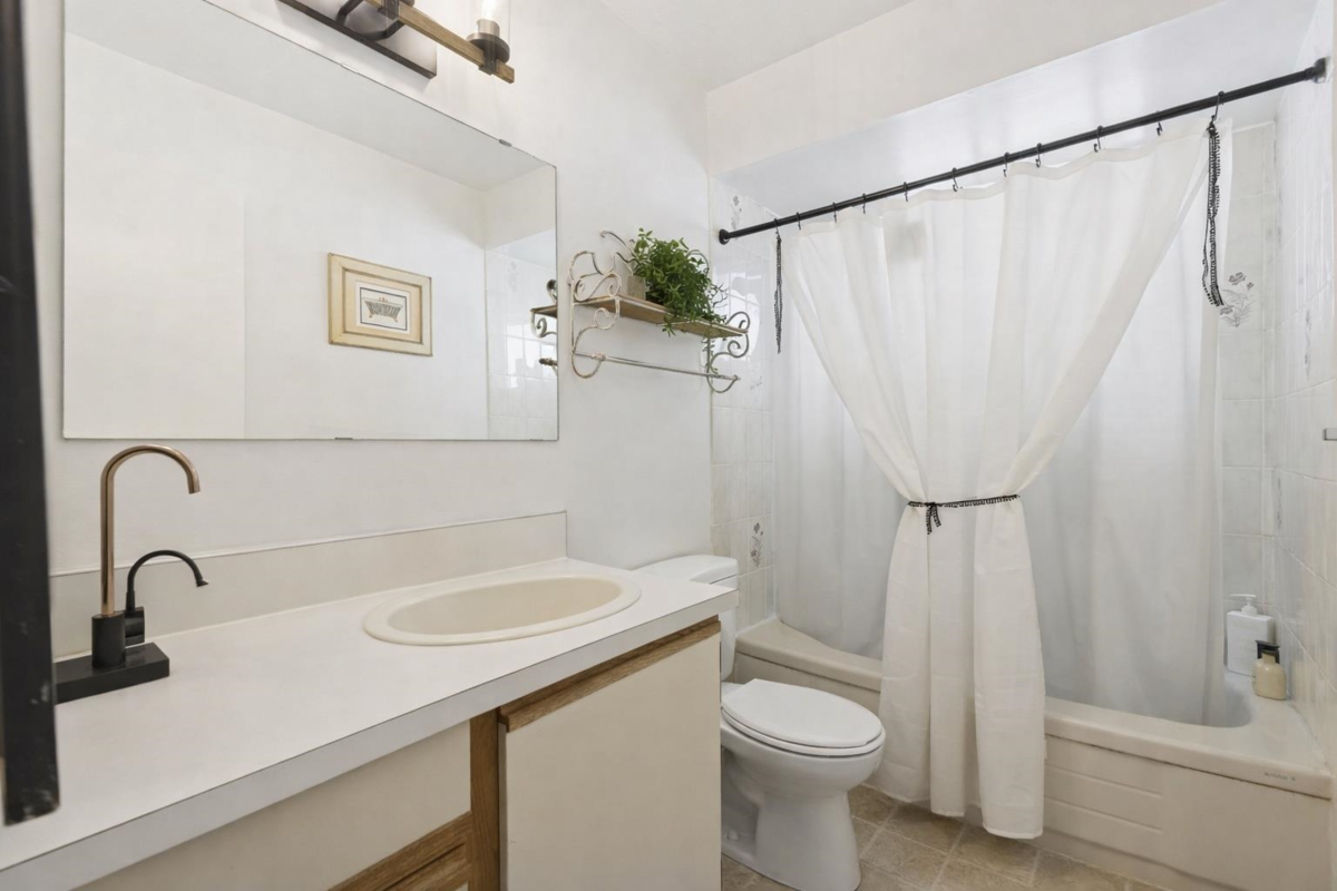 Hallway Photo of 875 Porteau Place, North Vancouver, BC