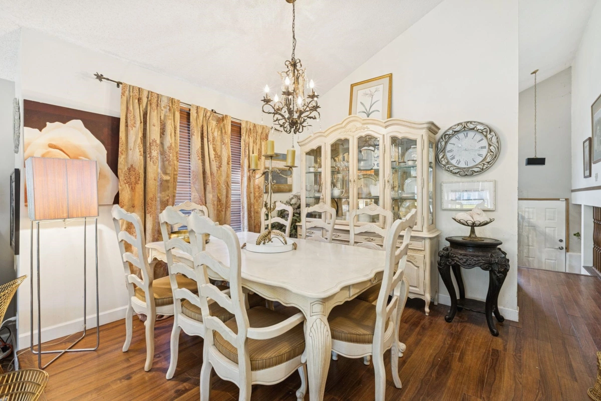 Kitchen Island Photo of 875 Porteau Place, North Vancouver, BC