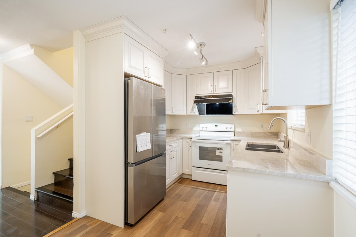 Entry Foyer Photo of 103 624 Agnes Street, New Westminster, BC