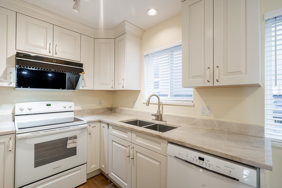 Hallway Photo of 103 624 Agnes Street, New Westminster, BC