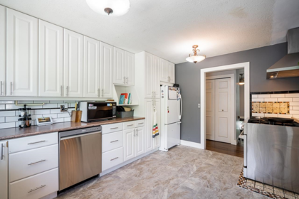 Kitchen Island Photo of 17223 61b Avenue, Surrey, BC