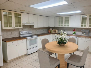Kitchen Island Photo of 1181 Chartwell Drive, West Vancouver, BC