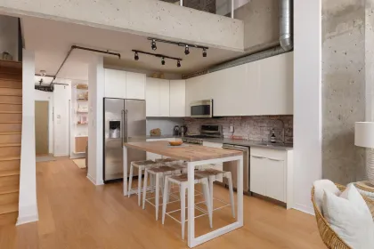Kitchen Island Photo of 308 27 Alexander Street, Vancouver, BC