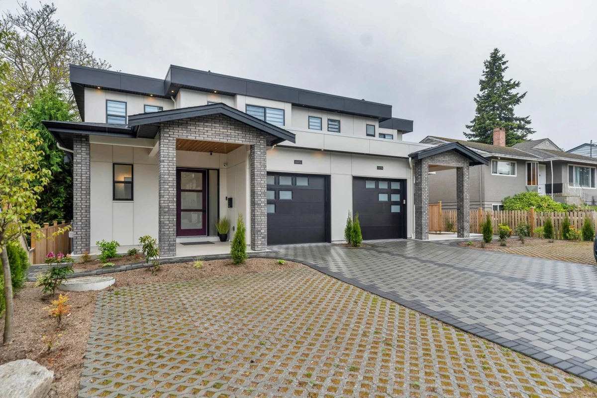 Living Room Photo of 15572 Oxenham Avenue, White Rock, BC