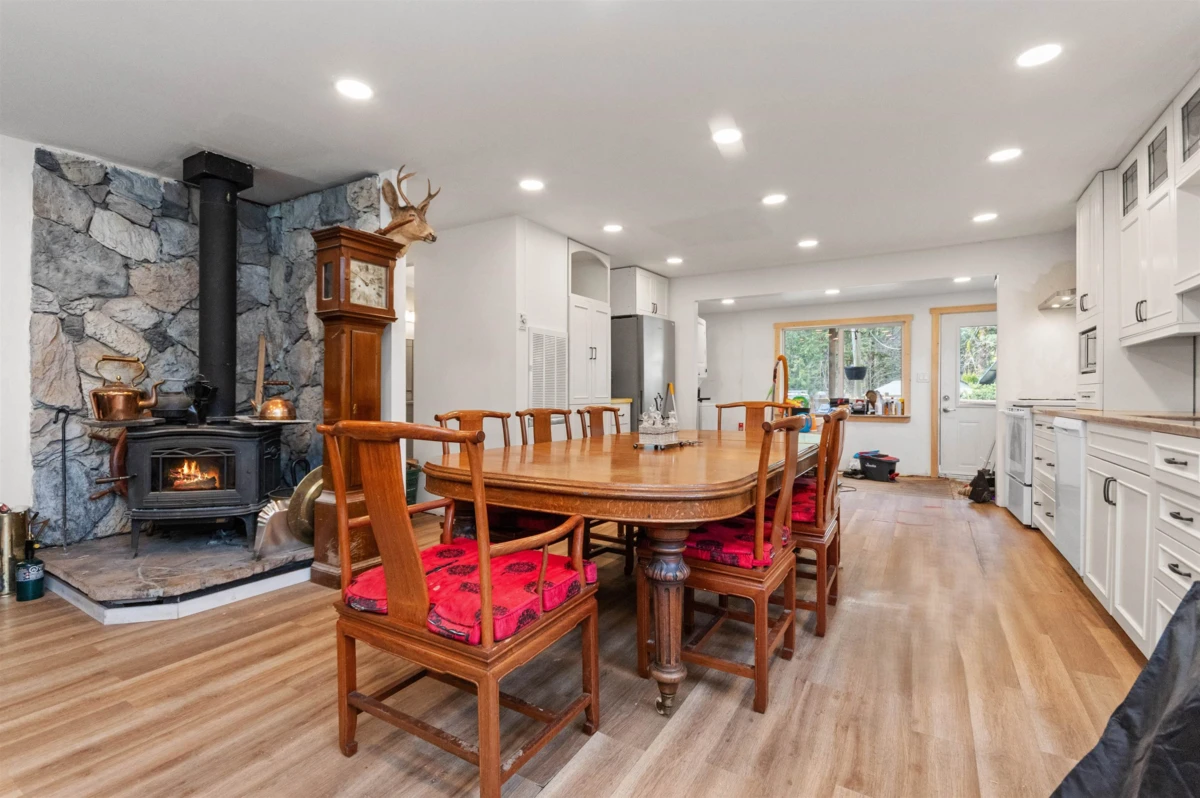 Dining Area Photo of 19452 Silver Skagit Road, Hope, BC