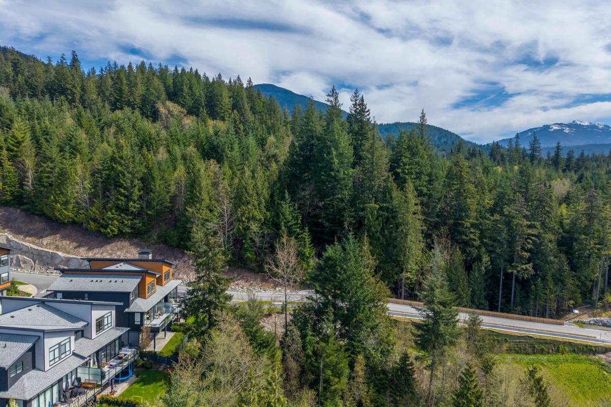 Living Room Photo of 41203 Highline Place, Squamish, BC