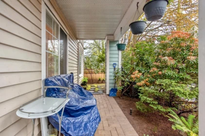 Front Yard Photo of 1 123 Seventh Street, New Westminster, BC