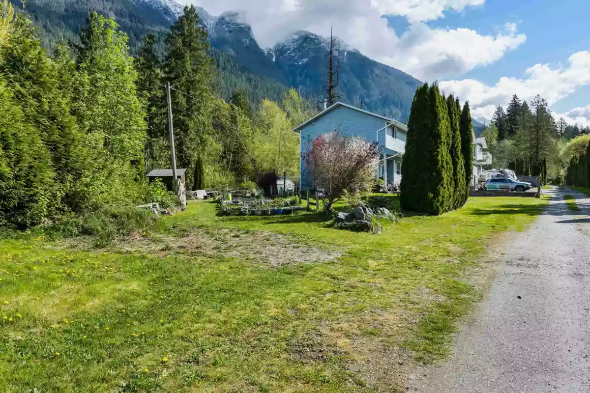 Family Room Photo of 66506 Kawkawa Lake Road, Hope, BC