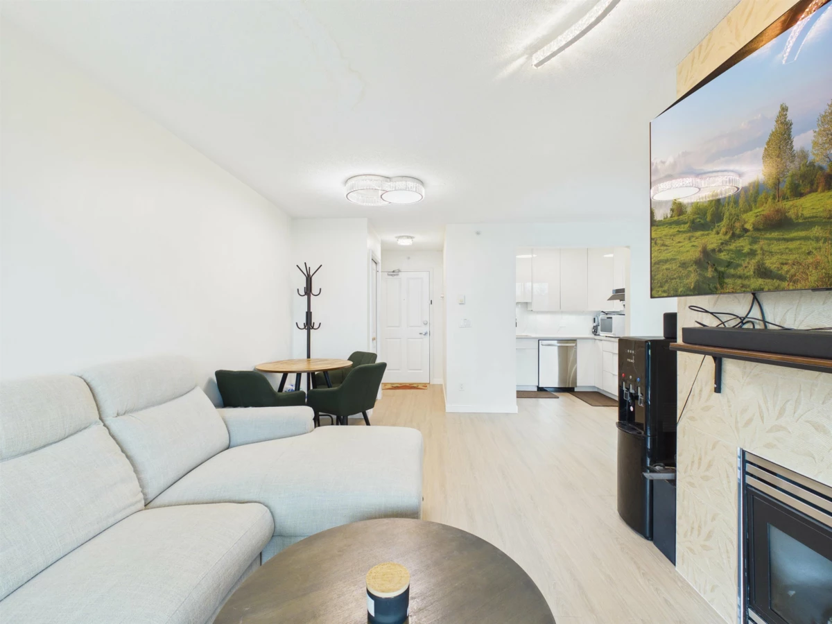 Family Room Photo of 501 6611 Southoaks Crescent, Burnaby, BC