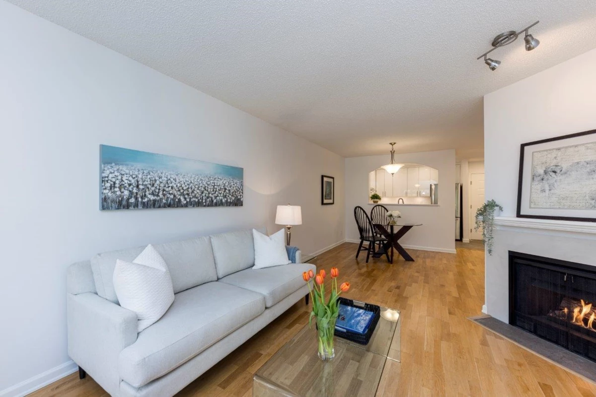 Dining Area Photo of 201 2800 Chesterfield Avenue, North Vancouver, BC