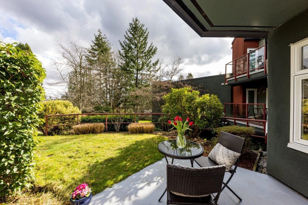 Living Room Photo of 201 2800 Chesterfield Avenue, North Vancouver, BC