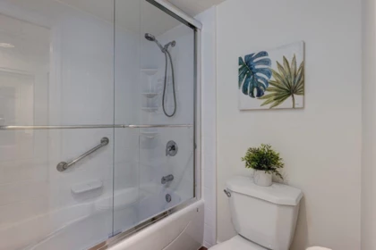 Entry Foyer Photo of 201 2800 Chesterfield Avenue, North Vancouver, BC