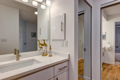Hallway Photo of 201 2800 Chesterfield Avenue, North Vancouver, BC