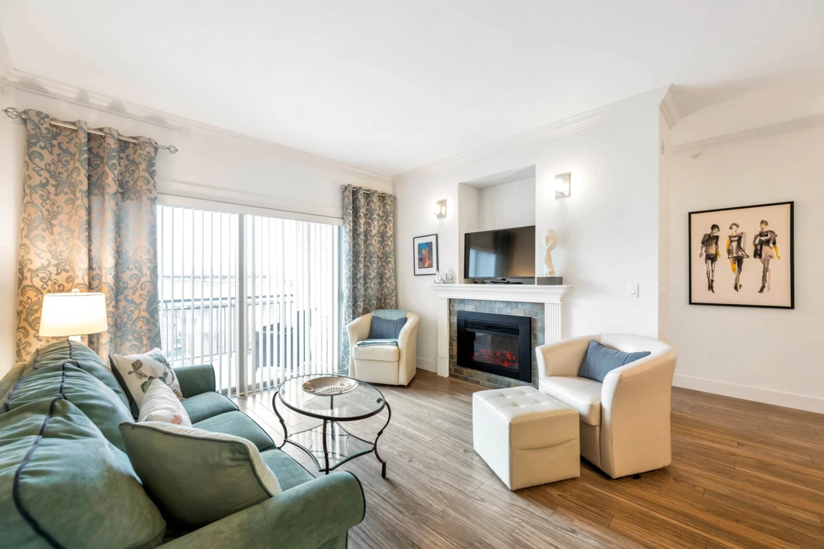 Family Room Photo of 406 15368 17a Avenue Avenue, Surrey, BC