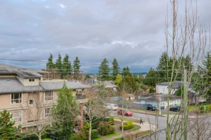 Front Yard Photo of 406 15368 17a Avenue Avenue, Surrey, BC