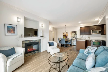 Kitchen Photo of 406 15368 17a Avenue Avenue, Surrey, BC