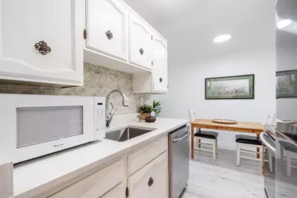 Kitchen Island Photo of 318 750 E 7th Avenue, Vancouver, BC