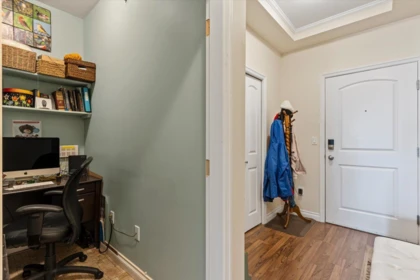 Entry Foyer Photo of 401 45645 Knight Road, Chilliwack, BC