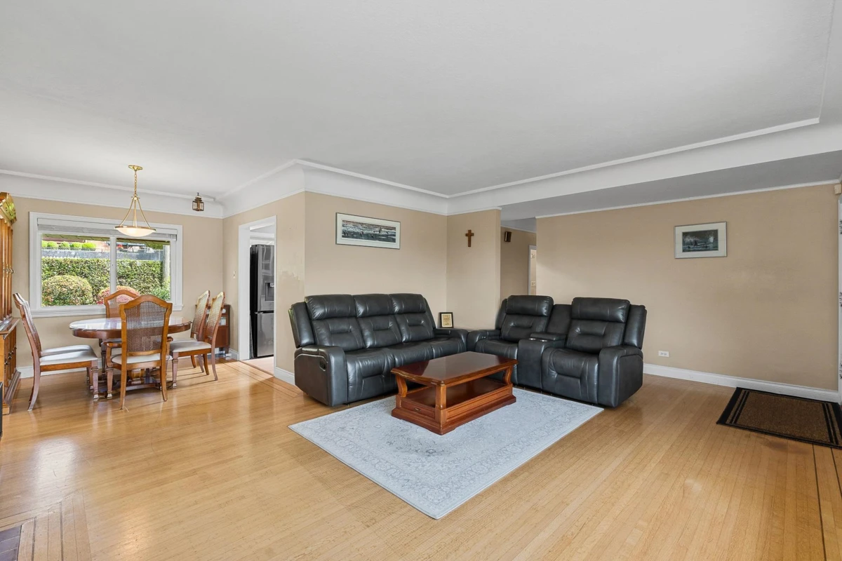 Living Room Photo of 170 Carisbrooke Crescent, North Vancouver, BC