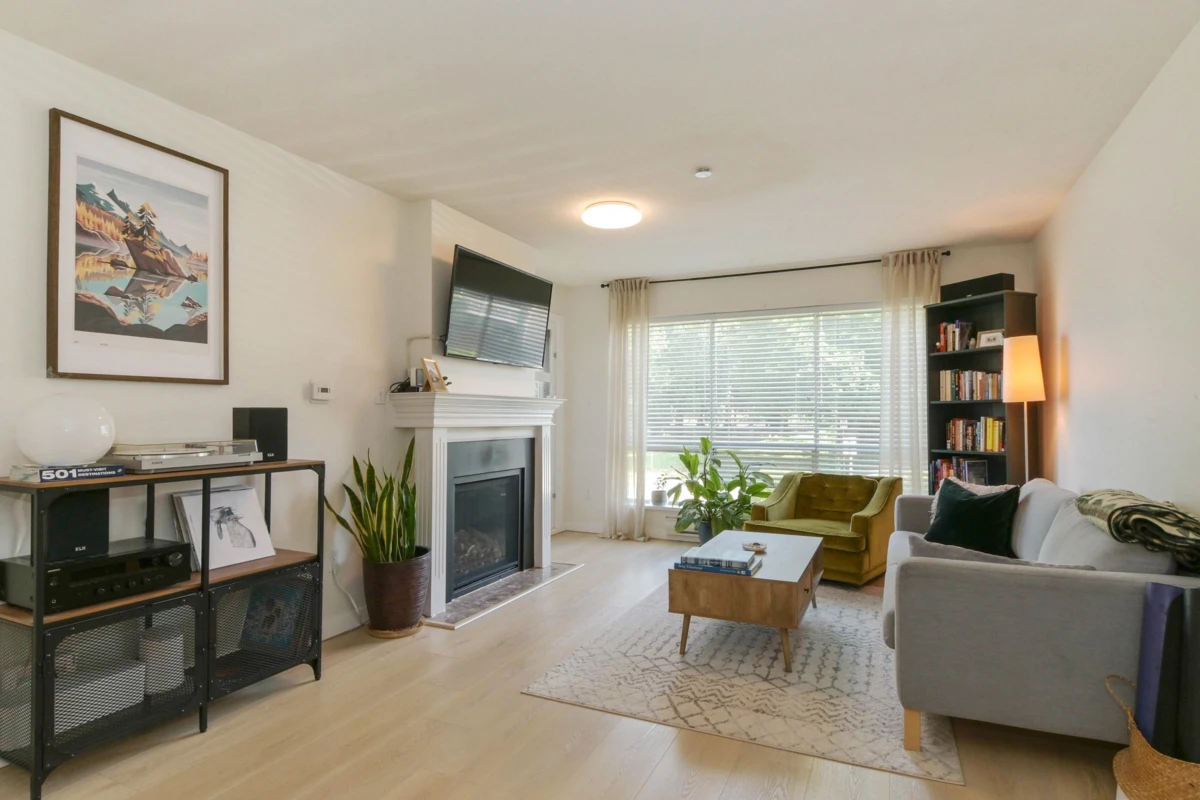 Dining Area Photo of 217 33280 Bourquin Crescent, Abbotsford, BC