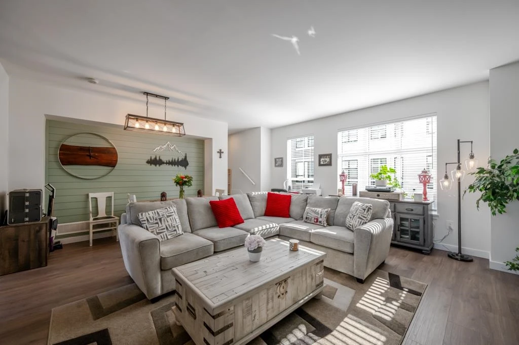 Family Room Photo of 35 2774 Montrose Avenue, Abbotsford, BC