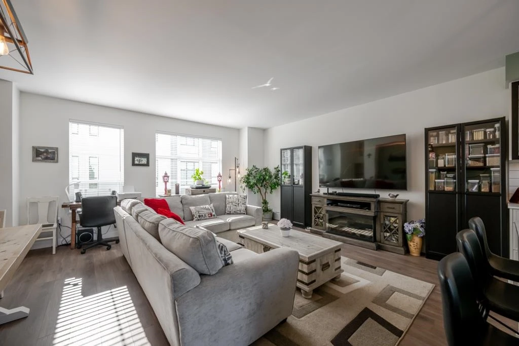 Living Room Photo of 35 2774 Montrose Avenue, Abbotsford, BC
