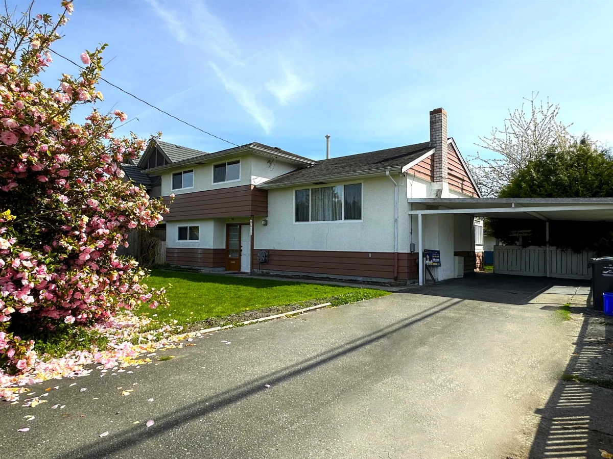 Family Room Photo of 9511 Pinewell Crescent, Richmond, BC