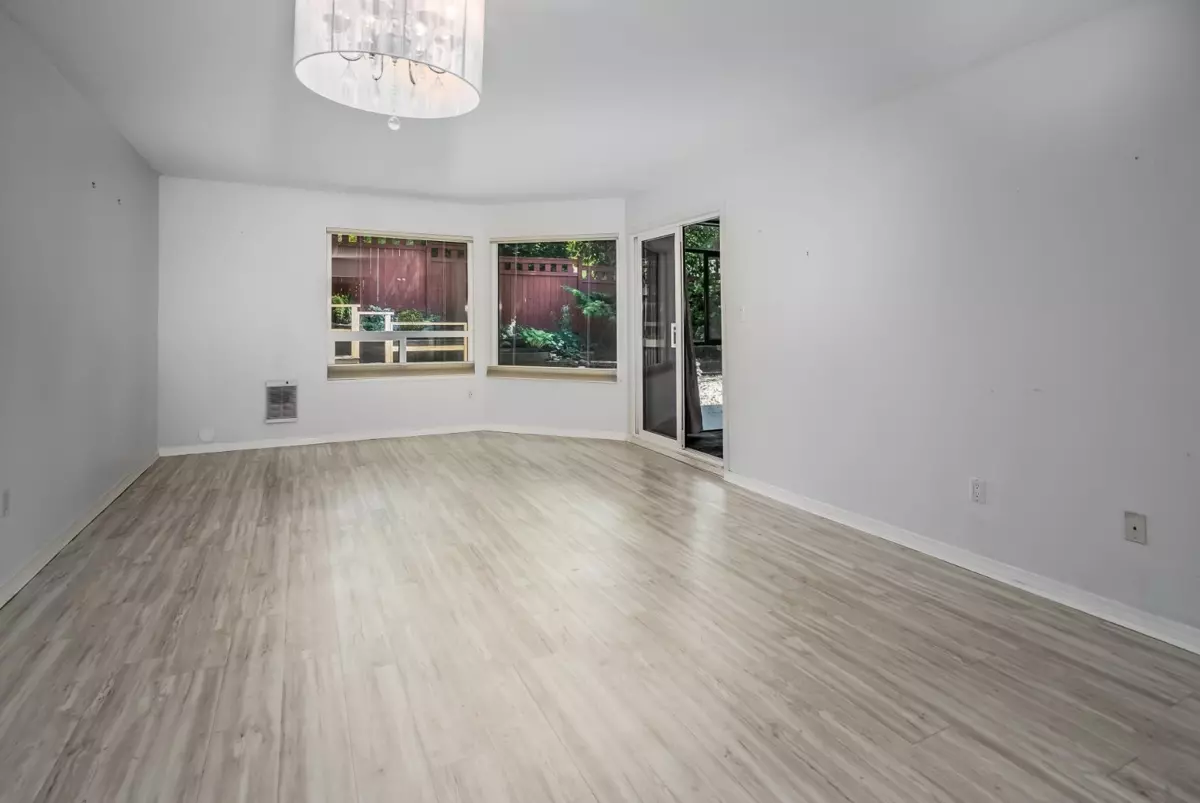 Living Room Photo of 309 1350 VIDAL STREET, White Rock BC V4B 5G6