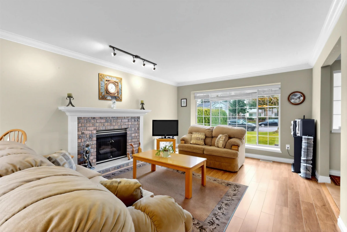 Living Room Photo of 15929 88a Avenue, Surrey, BC