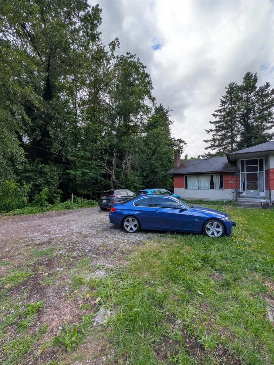 Family Room Photo of 13321 108 Avenue, Surrey, BC