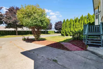 Garden / Landscaping Photo of 8852 Charles Street, Chilliwack, BC