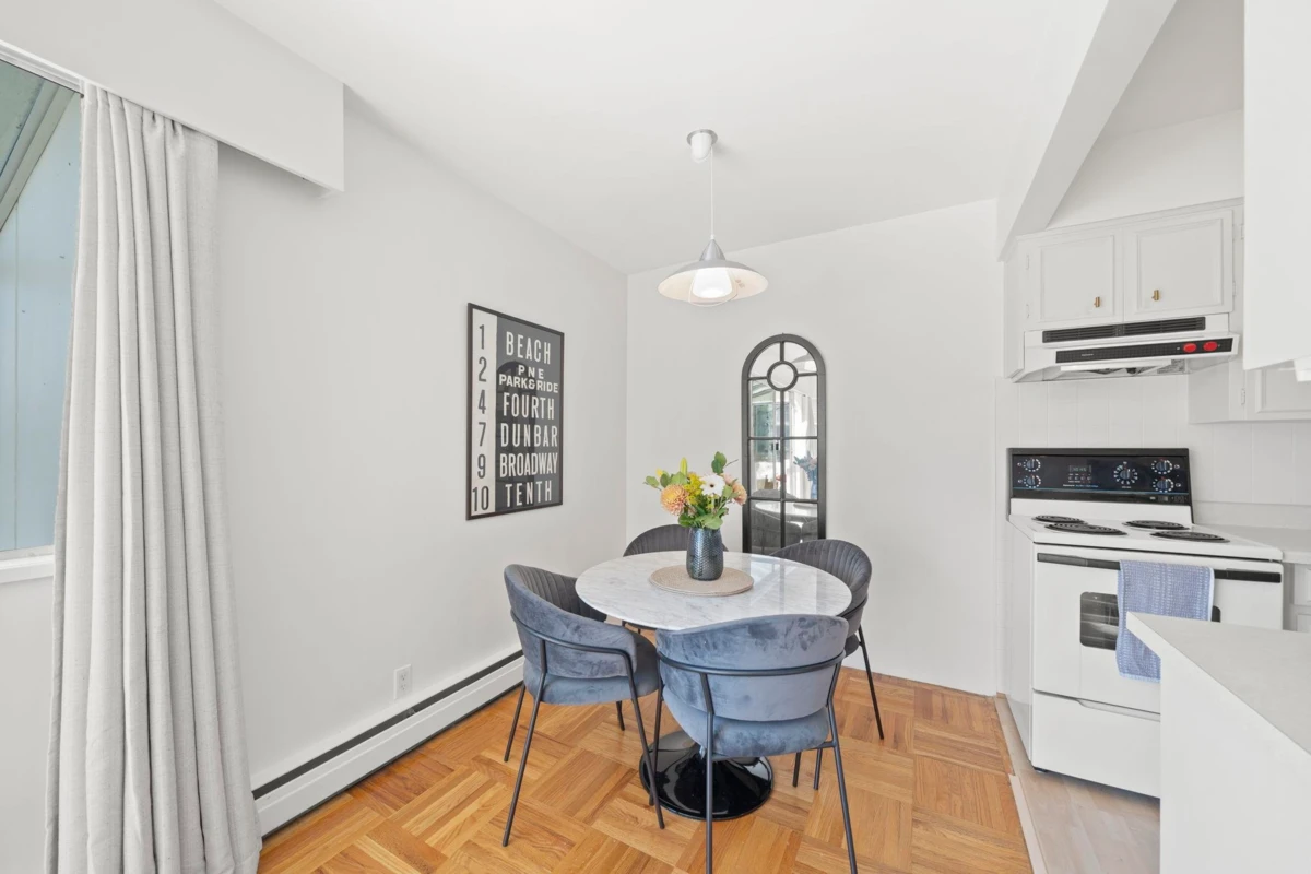 Living Room Photo of 504 1750 Esquimalt Avenue, West Vancouver, BC
