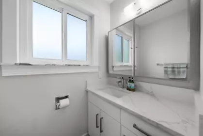 Guest Bathroom Photo of 32133 Cottonwood Terrace, Mission, BC
