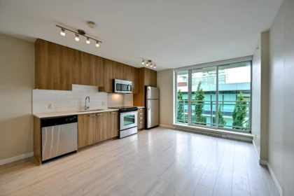 Kitchen Photo of 503 13325 102a Avenue, Surrey, BC